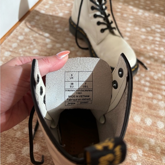 Doc Martins in WHITE - size 7 - minimal scuffs - Picture 3 of 3